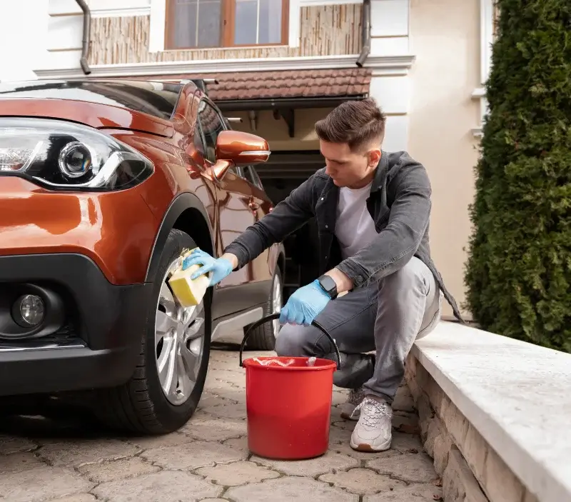 Lavage auto à domicile Dompierre-sur-Mer : professionnel intervenant sur un véhicule